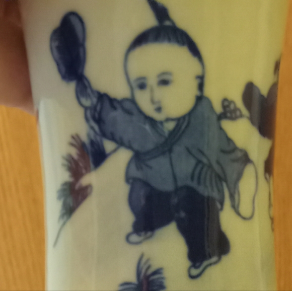 Japanese classicblue and white ceramic vase